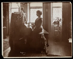 Porträt von Mrs. Elliott oder ihrer weiblichen Verwandten, die Klavier spielt, 1902 (Silbergelatineabzug)